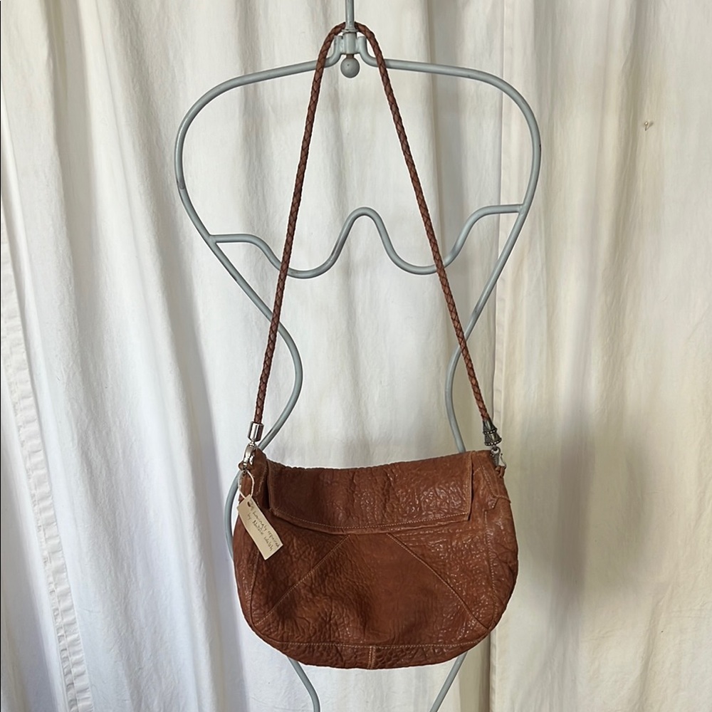 Tylie Malibu Brown Leather Shoulder Bag with Vintage Charm - Picture 2 of 10